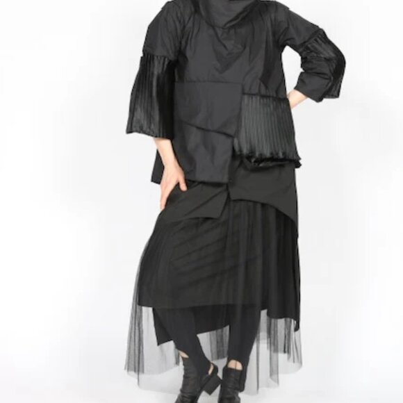 Heydari Black and Red Asymmetrical Top - Picture 8 of 14